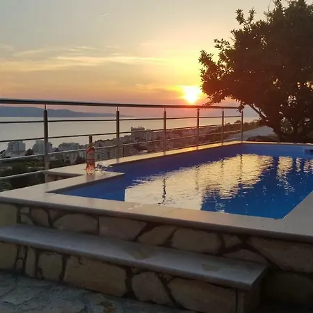 And With A Swimming Pool - 6643