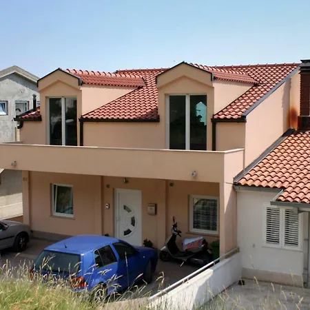 And With A Swimming Pool - 6643